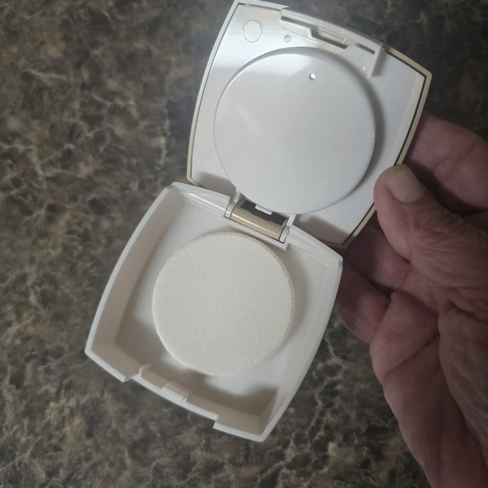 Avon Anew AGE TRANSFORMING Compact Foundation Soft Honey AY204 NIB .388 0z.